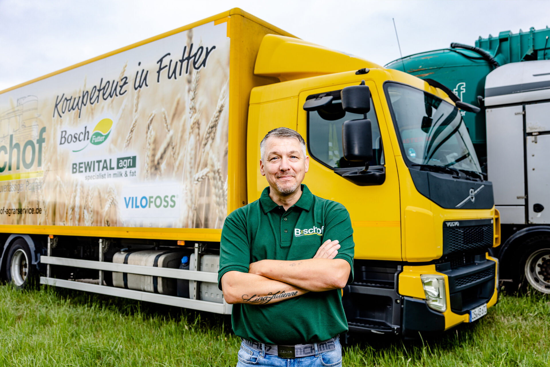 Mitarbeiter vor Futtermitteltruck - Mahlen , Mischen und Ausliefern von Getreide - Ihr Futtermittelexperte aus Dissen, Schüttorf & Warburg