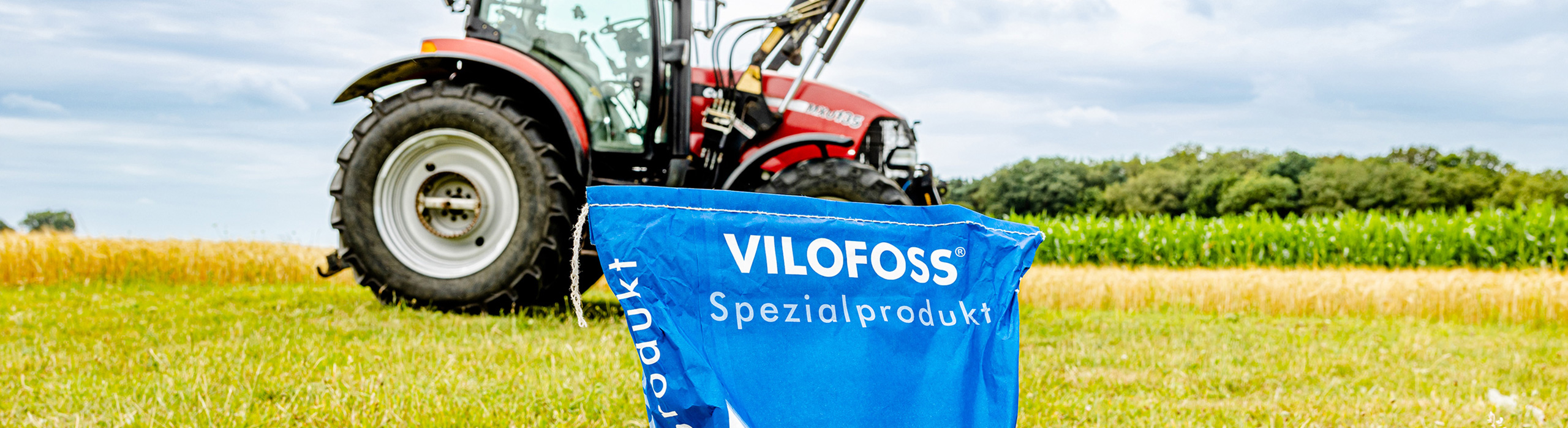 Traktor und Spezialfutter auf Feld - News aus dem Betrieb und der Branche – Futtermittelexperte Bischof aus Dissen, Schüttorf & Warburg